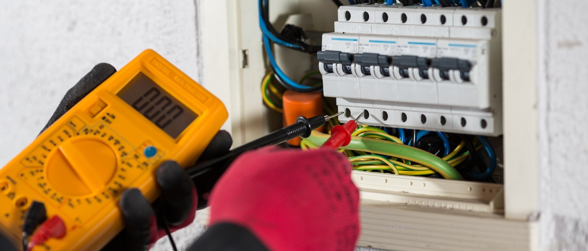 Electricians KT18